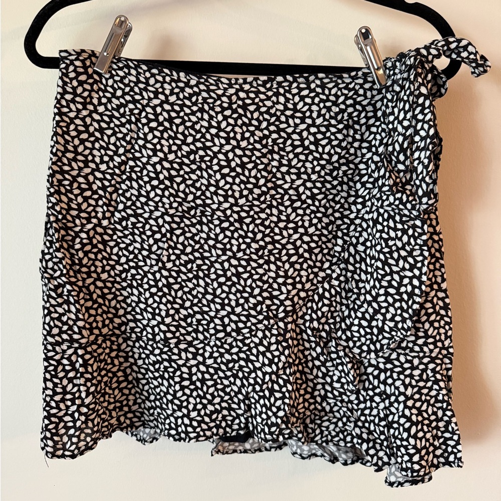 Abercrombie & Fitch Black White Floral Wrap Skirt | Ruffle Hem | Mini Skirt